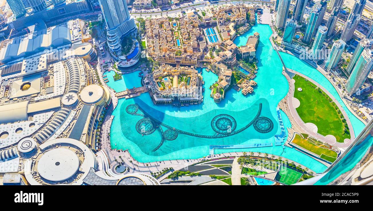 DUBAI, EAU - 3 DE MARZO de 2020: La vista desde Burj Khalifa en el gran lago Burj con sus famosas construcciones para el espectáculo de fuentes por la noche, el 3 de marzo en Dubai Foto de stock