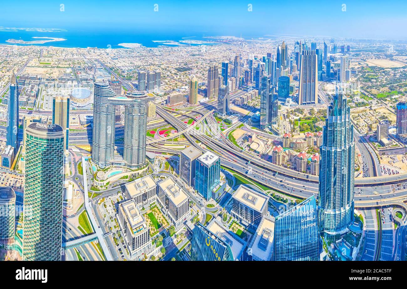 DUBAI, EAU - 3 DE MARZO de 2020: El paisaje urbano aéreo escénico desde la cima de la torre Burj Khalifa con rascacielos modernos y casas residenciales con costa Foto de stock
