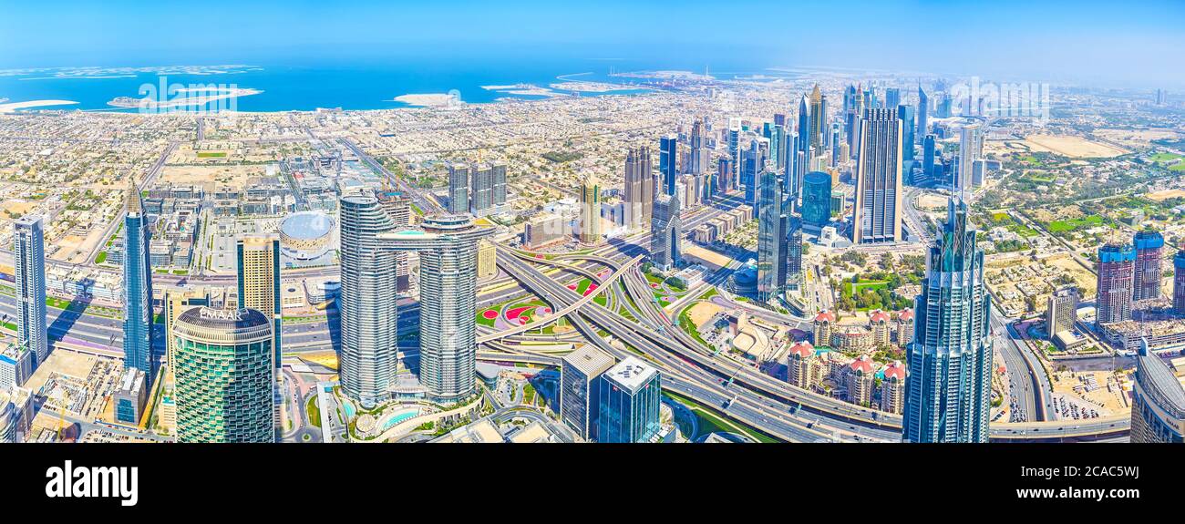 DUBAI, EAU - 3 DE MARZO de 2020: Vista panorámica del horizonte de la ciudad de Dubai con un moderno centro de negocios y barrios residenciales y costa de persa Foto de stock