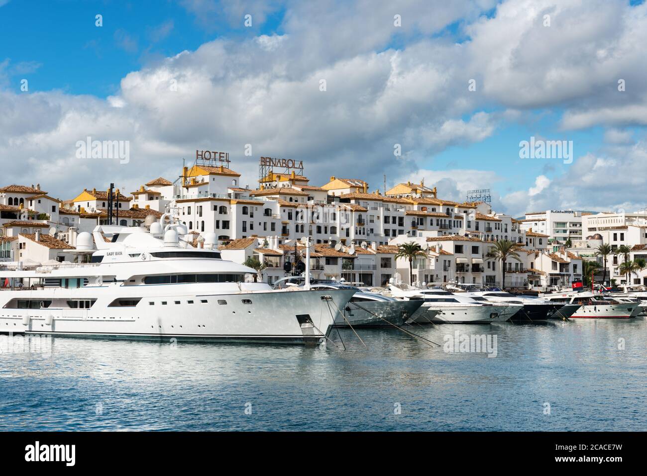 Marbella, España - 13 de octubre de 2016: Blanco yates de lujo caros  amarrados en el puerto deportivo de Puerto José Banús en la Costa del Sol  en una mañana nublada Fotografía