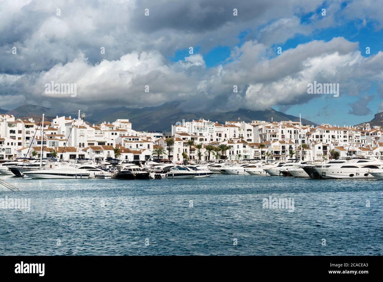 Marbella, España - 13 de octubre de 2016: Blanco yates de lujo caros  amarrados en el puerto deportivo de Puerto José Banús en la Costa del Sol  en una mañana nublada Fotografía