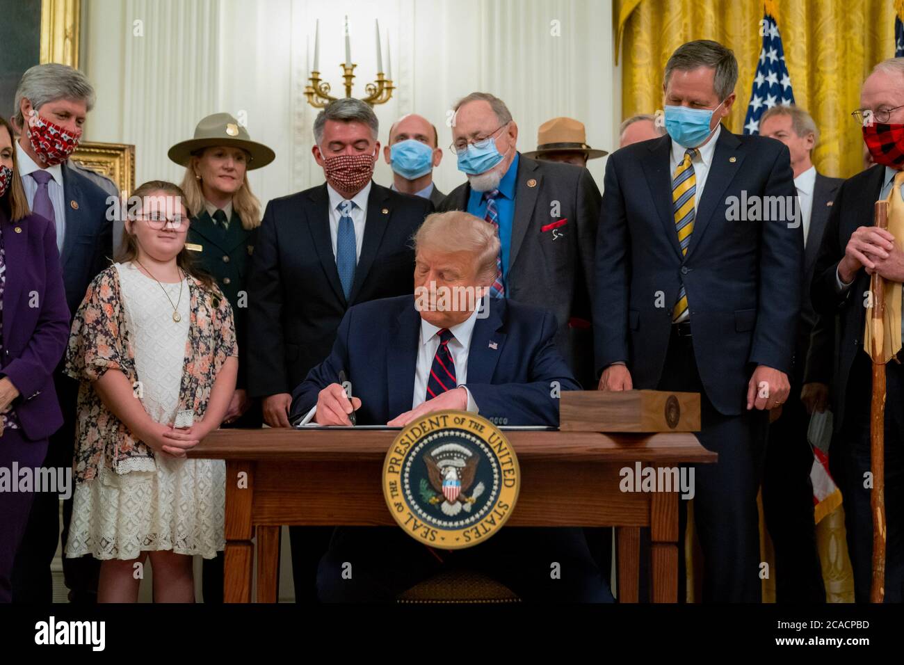 WASHINGTON DC, EE.UU. - 04 de agosto de 2020 - el presidente de EE.UU. Donald J Trump muestra su firma después de la firma de H.R. 1957 - The Great American Outdoors Act Tues Foto de stock