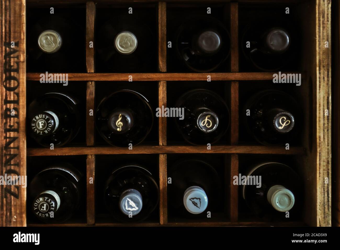 Vista superior de las botellas de vino Foto de stock