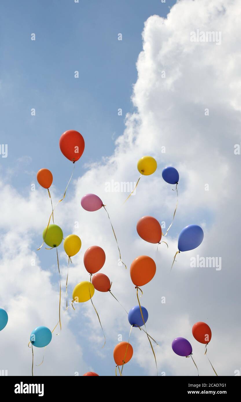 fiesta y los coloridos globos volando en el cielo azul Fotografía de stock  - Alamy