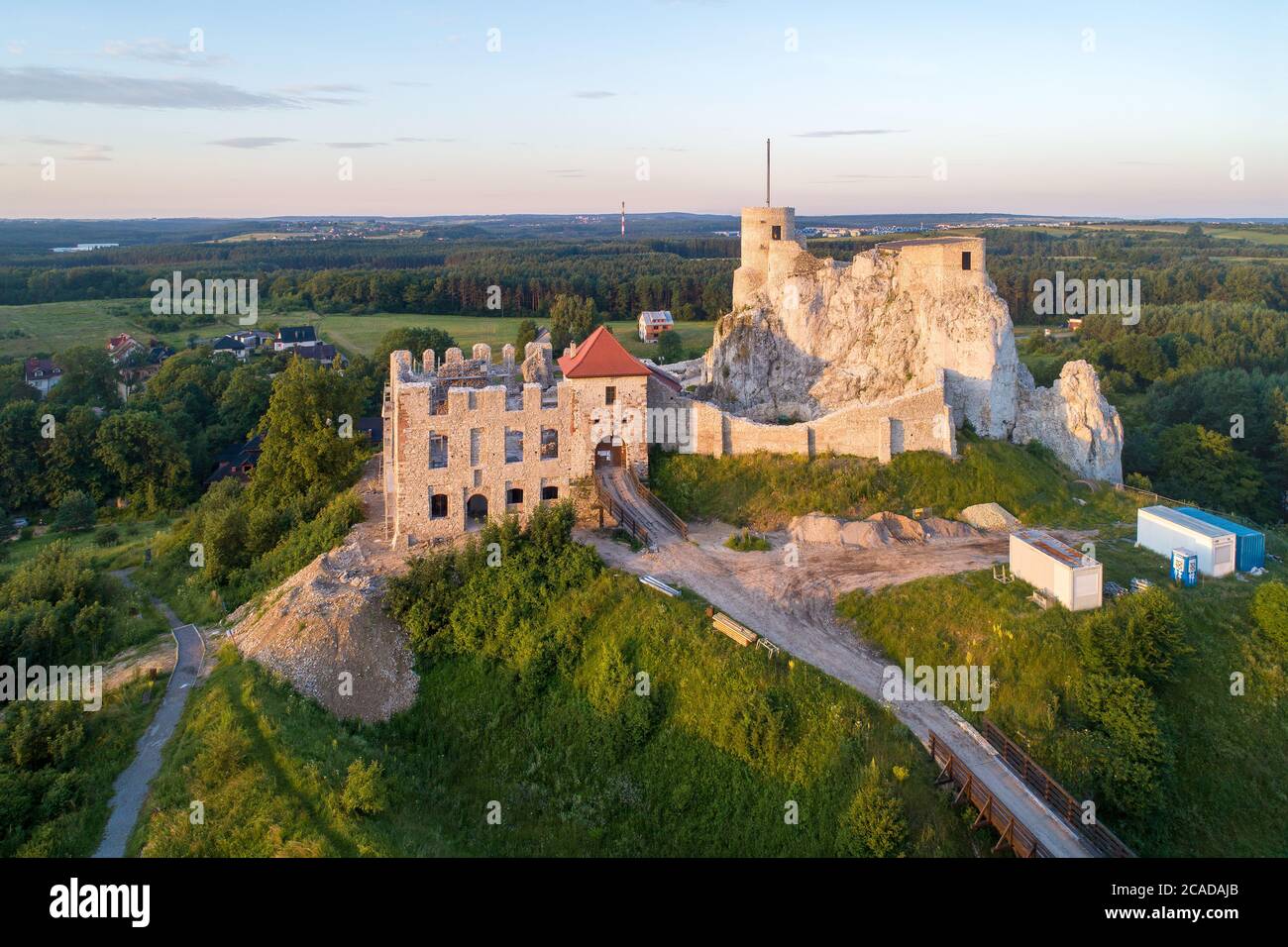Rabsztyn, Polonia. Ruinas del castillo real medieval en la roca en la montaña polaca Jurásica. Vista aérea en la luz del amanecer en verano Foto de stock