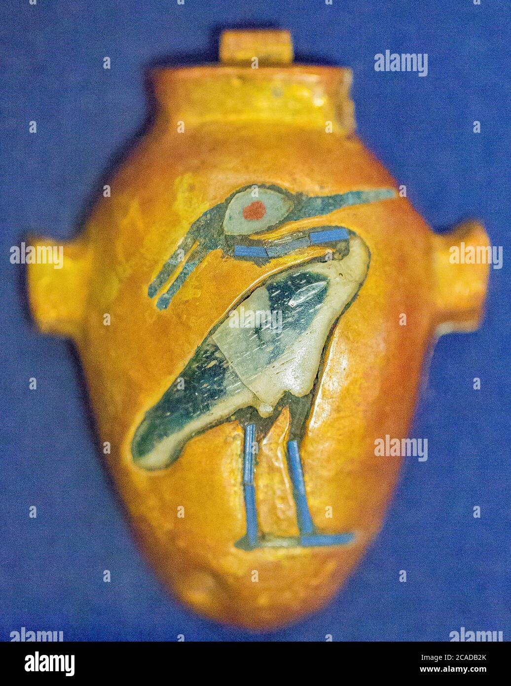 Egipto, el Cairo, Museo Egipcio, joyas de Tutankhamon, de su tumba en Luxor: Amuleto en forma de corazón, con un pájaro Benou (garza). Foto de stock