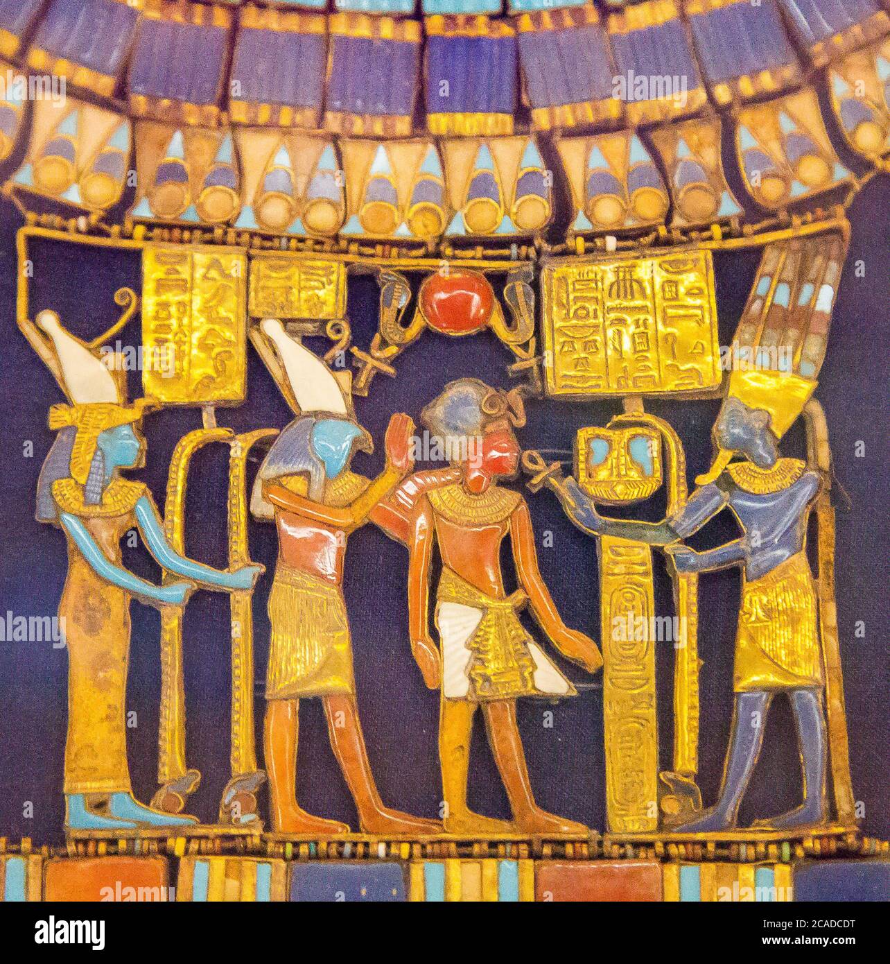 El Cairo, Museo Egipcio, joyas de Tutankhamon : un pectoral, combinado con el corslet del rey. Amon-Ra da millones de años al rey. Foto de stock