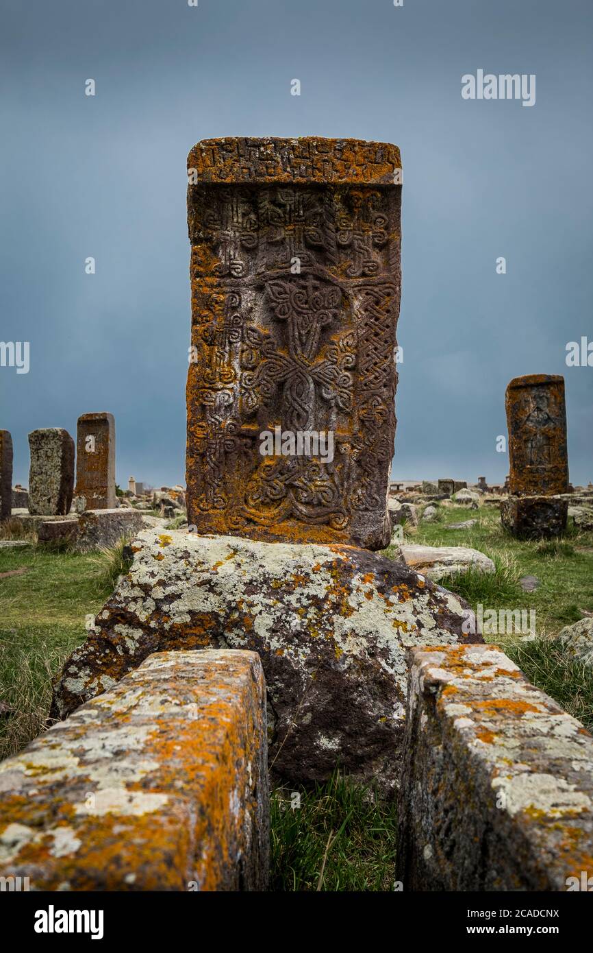 En el Khachkars el histórico Cementerio de Noratus cerca del lago Sevan, Armenia, Caucaus, Eurasia. Foto de stock