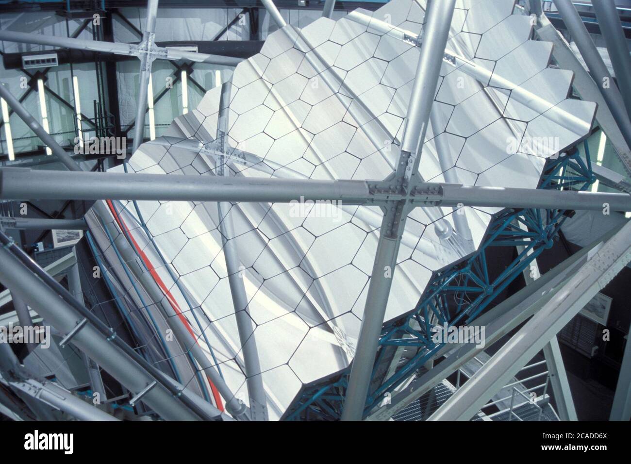 Espejo del telescopio Hobby-Eberly que está ubicado en el oeste de Texas, a 6,800 pies de altura con un telescopio de 432 pulgadas que cuesta $13.5 millones. ©Bob Daemmrich/ Foto de stock