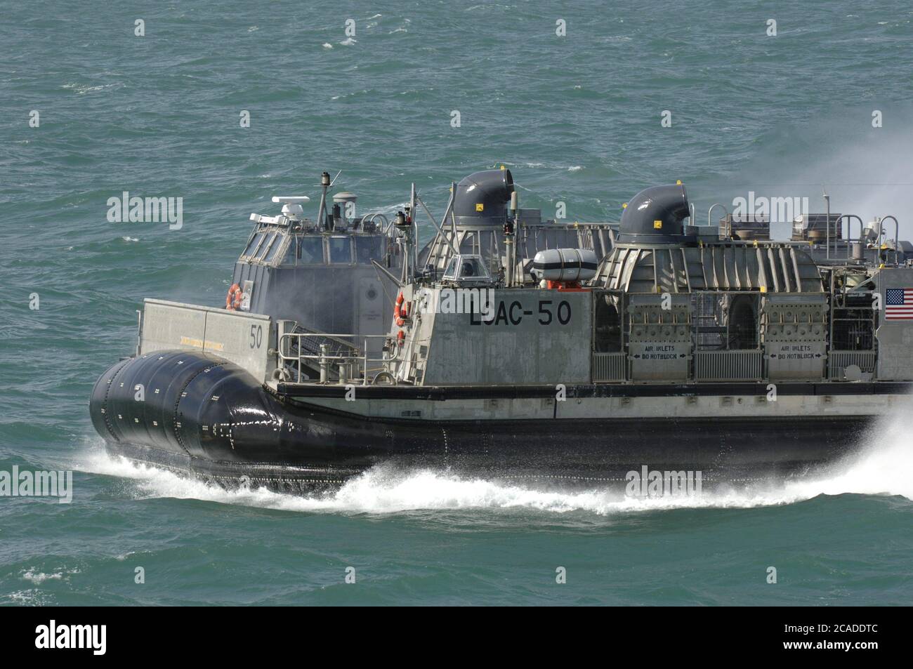 Port Aransas, TX 15 de enero de 2006: Viaje inaugural del muelle de transporte anfibio USS San Antonio (LPD-17) después de su ceremonia de puesta en marcha el 14 de enero. El Cojín aéreo de la Marina de aterrizaje (LCAC) capaz de llevar 100 tropas en la batalla, se demuestra en el Golfo de México. ©Bob Daemmrich / Foto de stock