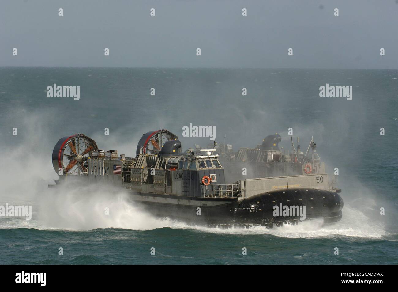 Port Aransas, TX 15 de enero de 2006: Durante el viaje inaugural del muelle de transporte anfibio del USS San Antonio (LPD-17) después de su ceremonia de comisionamiento, un cojín de aire para embarcaciones de desembarco (LCAC) capaz de llevar 100 tropas a la batalla, se demuestra en el Golfo de México. © Bob Daemmrich Foto de stock