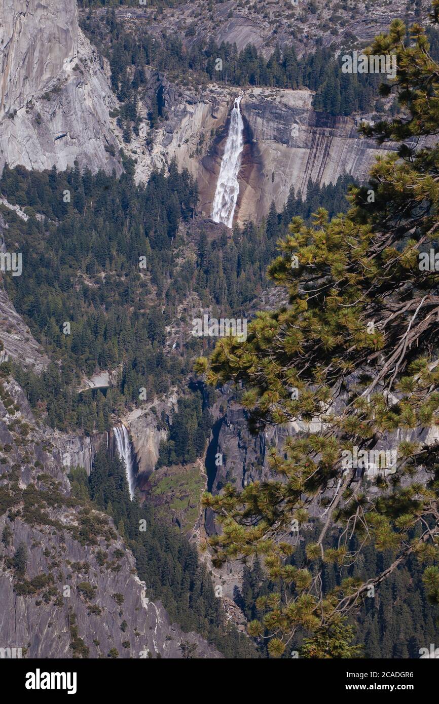 Nevada y Vernal Falls en Yosemite Valley desde Panorama Trail Foto de stock
