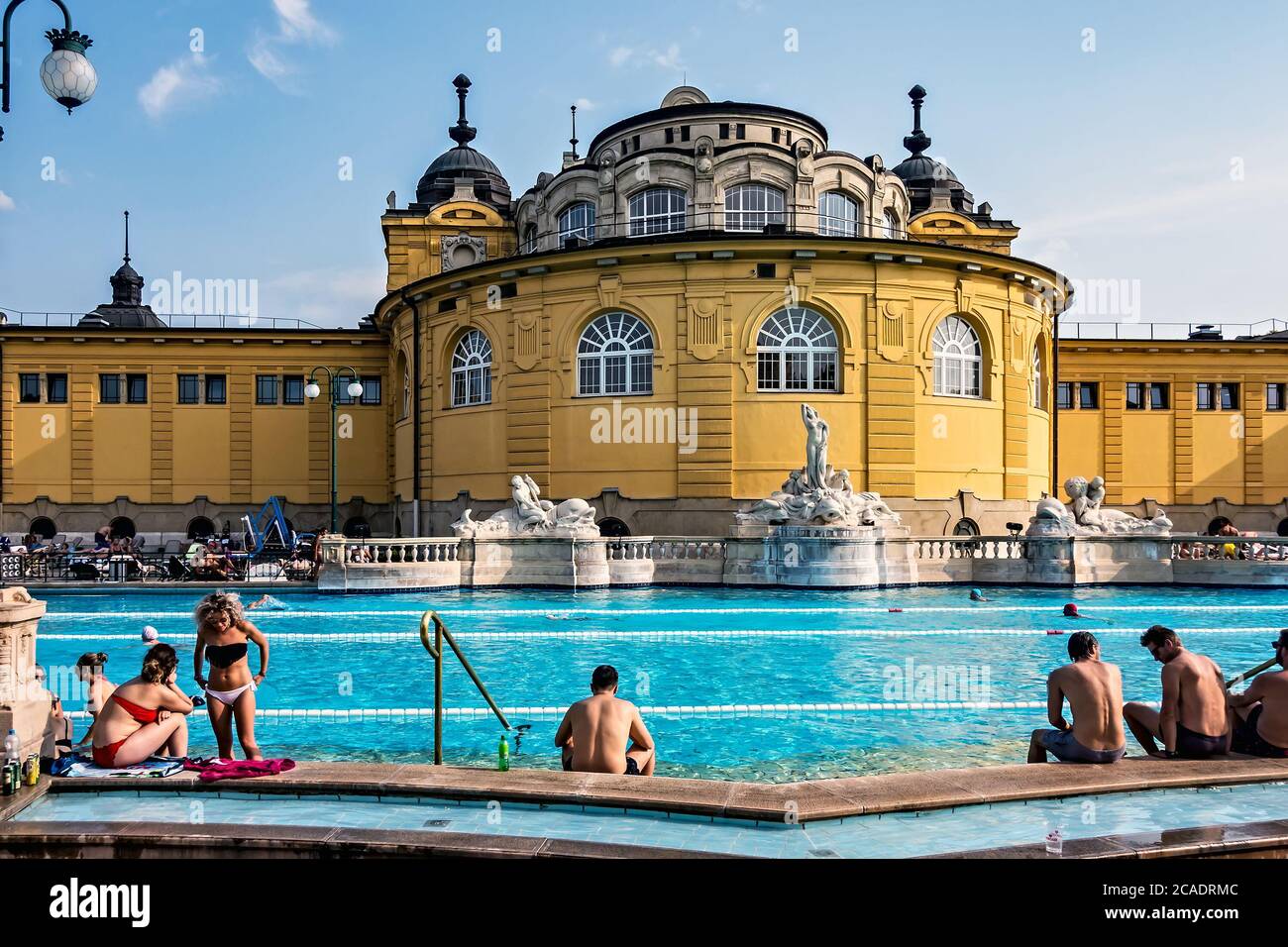 BUDAPEST, HUNGRÍA - 24 de agosto de 2019: Masaje de agua en una piscina  termal mineral. El baño termal Szechenyi BUDAPEST, HUNGRÍA. La gente tiene  una piscina al aire libre Fotografía de stock - Alamy