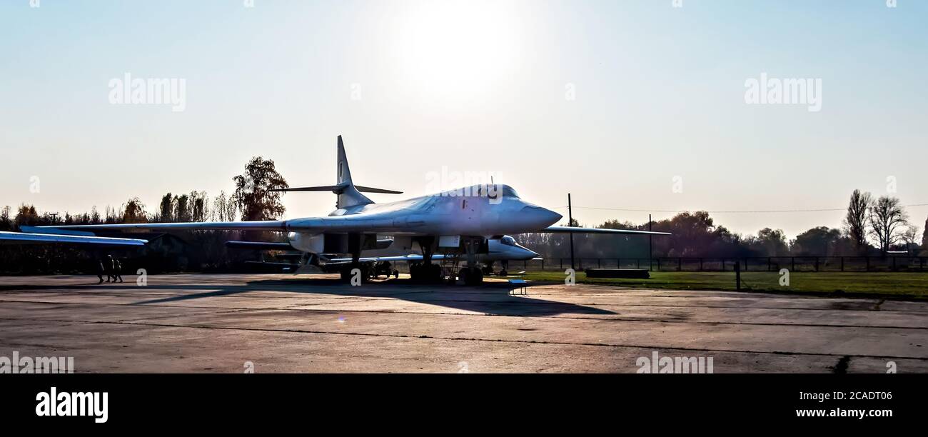 POLTAVA, UCRANIA - 19 DE OCTUBRE de 2019: Tupolev tu-160 avión portador de misiles 'Black jack' 'White Swan' Belyy Lebed. Bombardero pesado estratégico supersónico Foto de stock