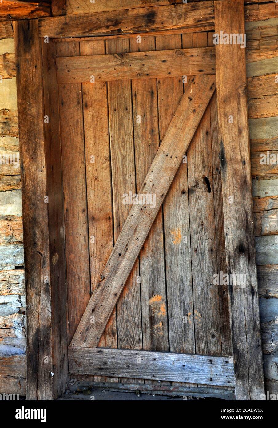 Puerta rústica de madera de la cabaña está desgastada y desgastada. La  cabaña está en el norte de Arkansas Fotografía de stock - Alamy