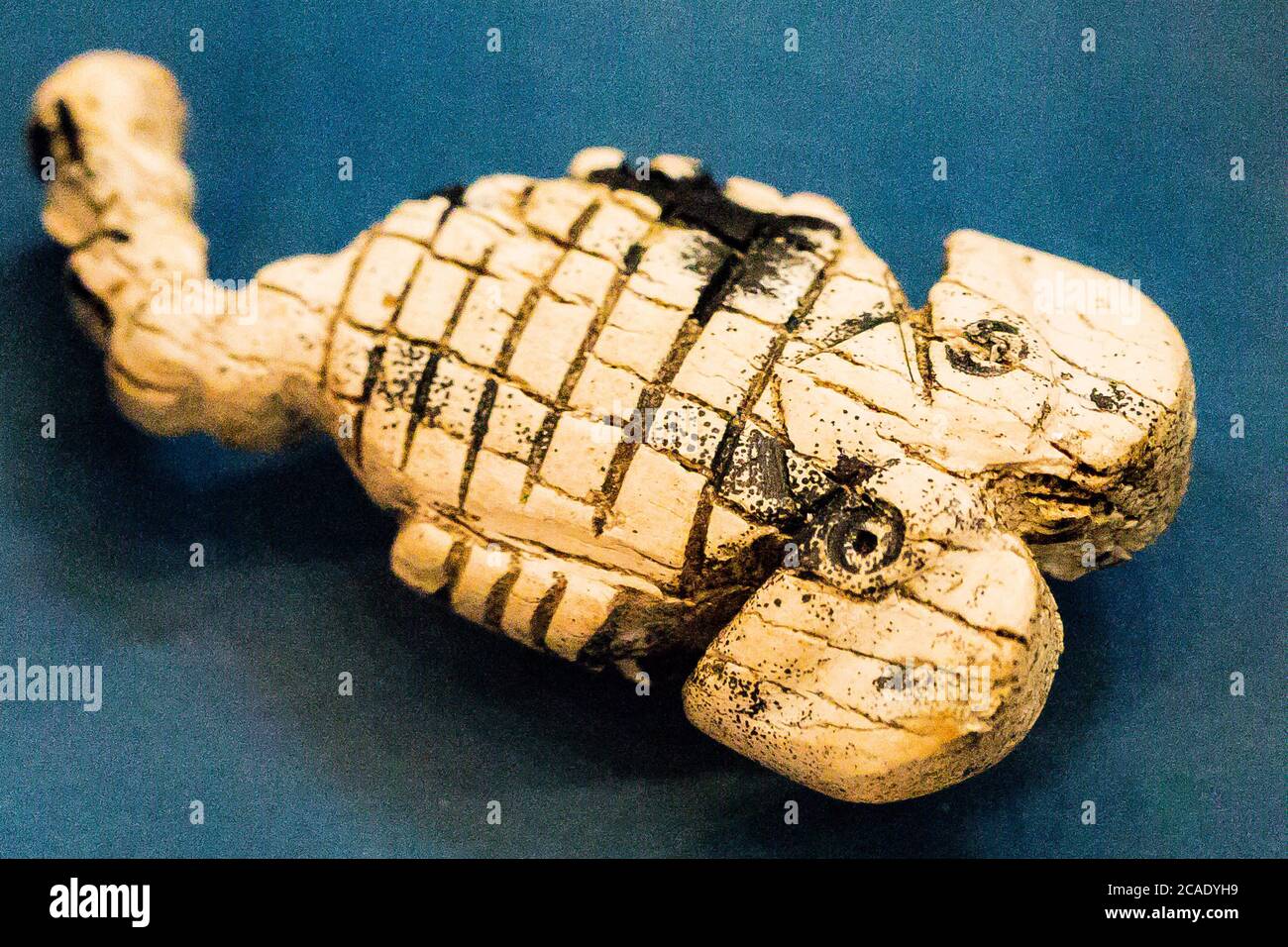 Egipto, el Cairo, Museo Egipcio, estatuilla procedente de Tell el Farkha, período Dynástico temprano, en colmillo de hipopótamo. Escorpio. Foto de stock