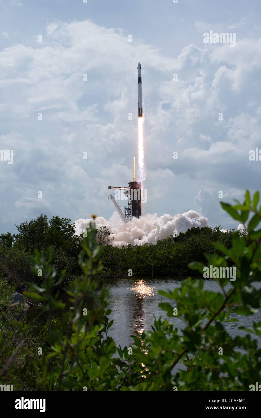 Un cohete SpaceX Falcon 9 que transporta la nave espacial Crew Dragon de la compañía se lanza desde el complejo de lanzamiento 39A en la misión SpaceX Demo-2 de la NASA a la Estación Espacial Internacional con los astronautas de la NASA Robert Behnken y Douglas Hurley a bordo, el sábado 30 de mayo de 2020, en el Centro Espacial Kennedy de la NASA en Florida. La misión Demo-2 es el primer lanzamiento con astronautas de la nave espacial Spacex Crew Dragon y el cohete Falcon 9 a la Estación Espacial Internacional como parte del Programa de la tripulación comercial de la agencia. El vuelo de prueba sirve como una demostración de extremo a extremo del sistema de transporte de la tripulación del SpaceX. Behnk Foto de stock