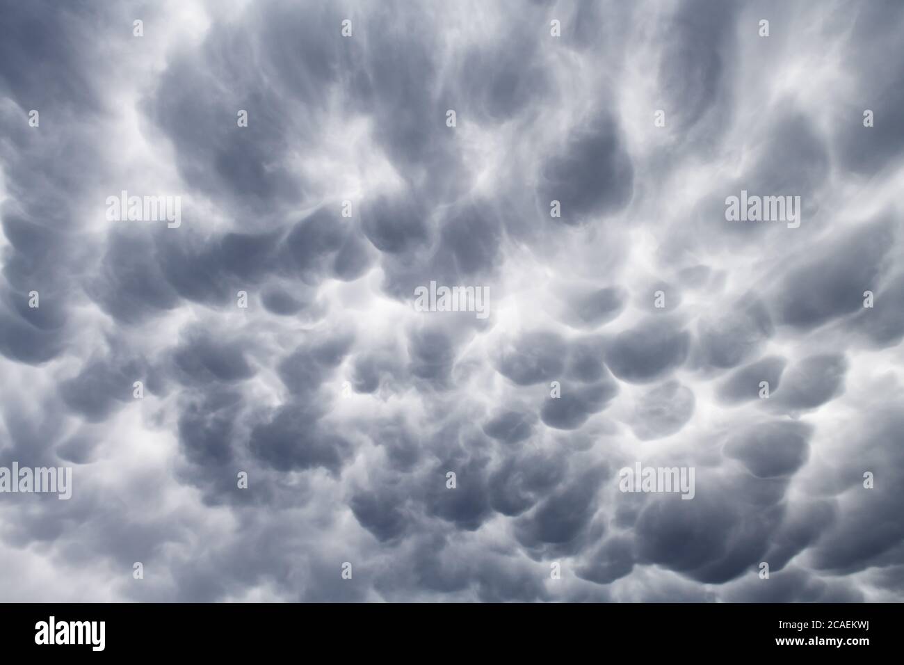Cielo tormentoso con nubes de mammatus amenazantes de la tormenta. Cambio climático naturaleza antecedentes Foto de stock