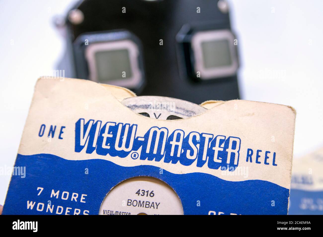 View Master, visor de fotos retro 3D y es un carrete sobre fondo blanco. Foto de stock