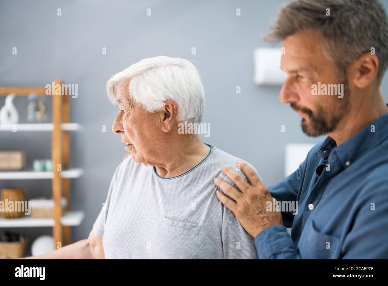 Anciano mayor con Demencia obtener apoyo y cuidado de son Foto de stock