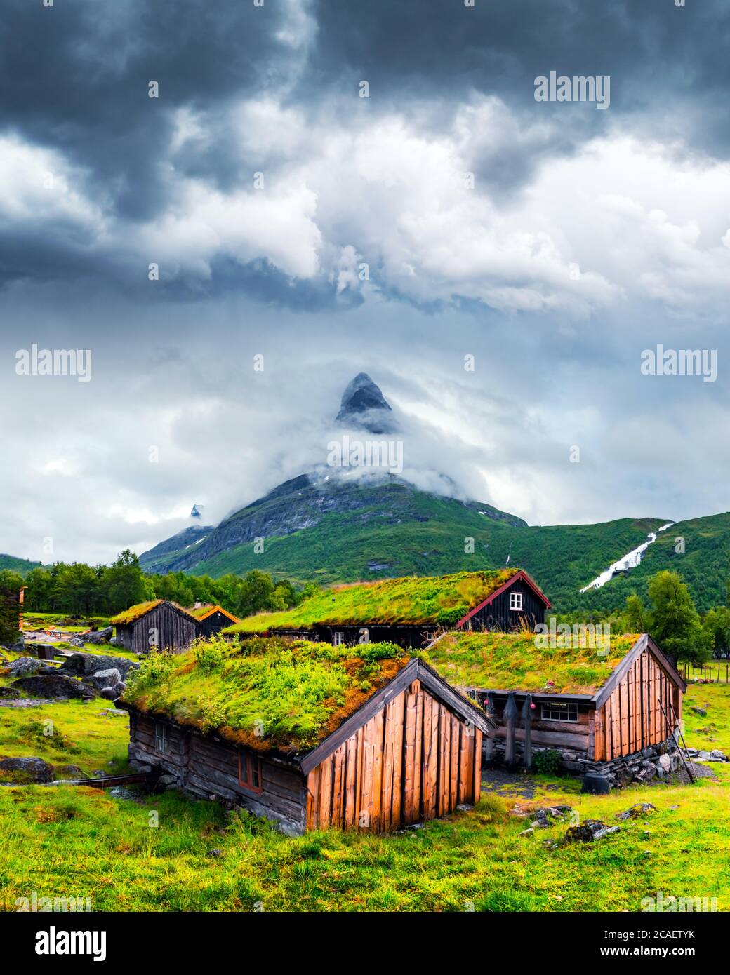Casas de madera antiguas típicas noruegas con techos de hierba en Innerdalen - el valle de montaña más hermoso de Noruega, cerca del lago Innerdalsvatna. Noruega, Europa. Fotografía de paisajes Foto de stock