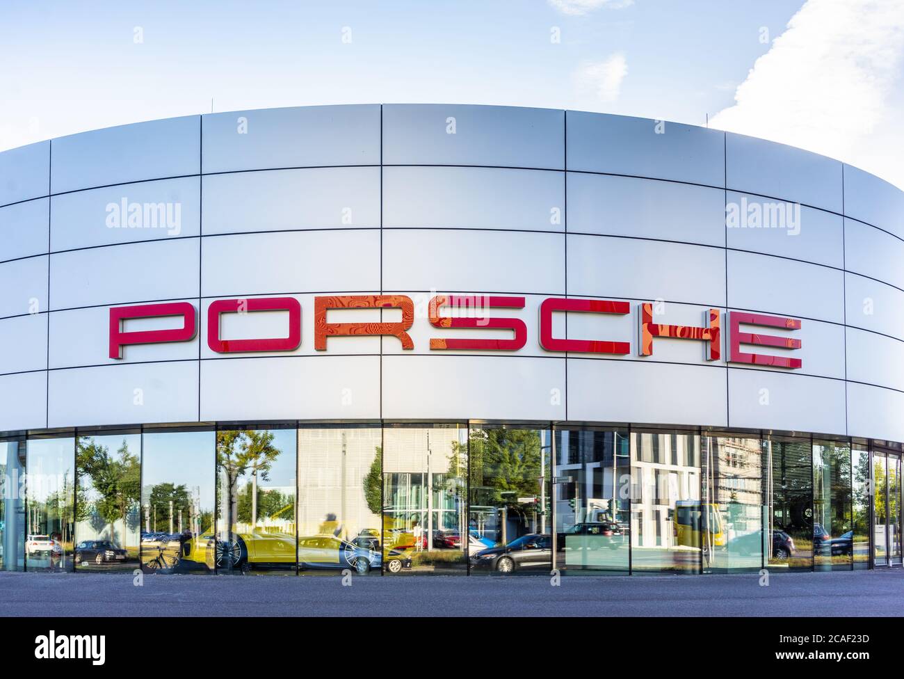 Centro de coches Porsche / concesionario de coches en Berlín Adlershof, Berlín, Alemania, Europa Foto de stock
