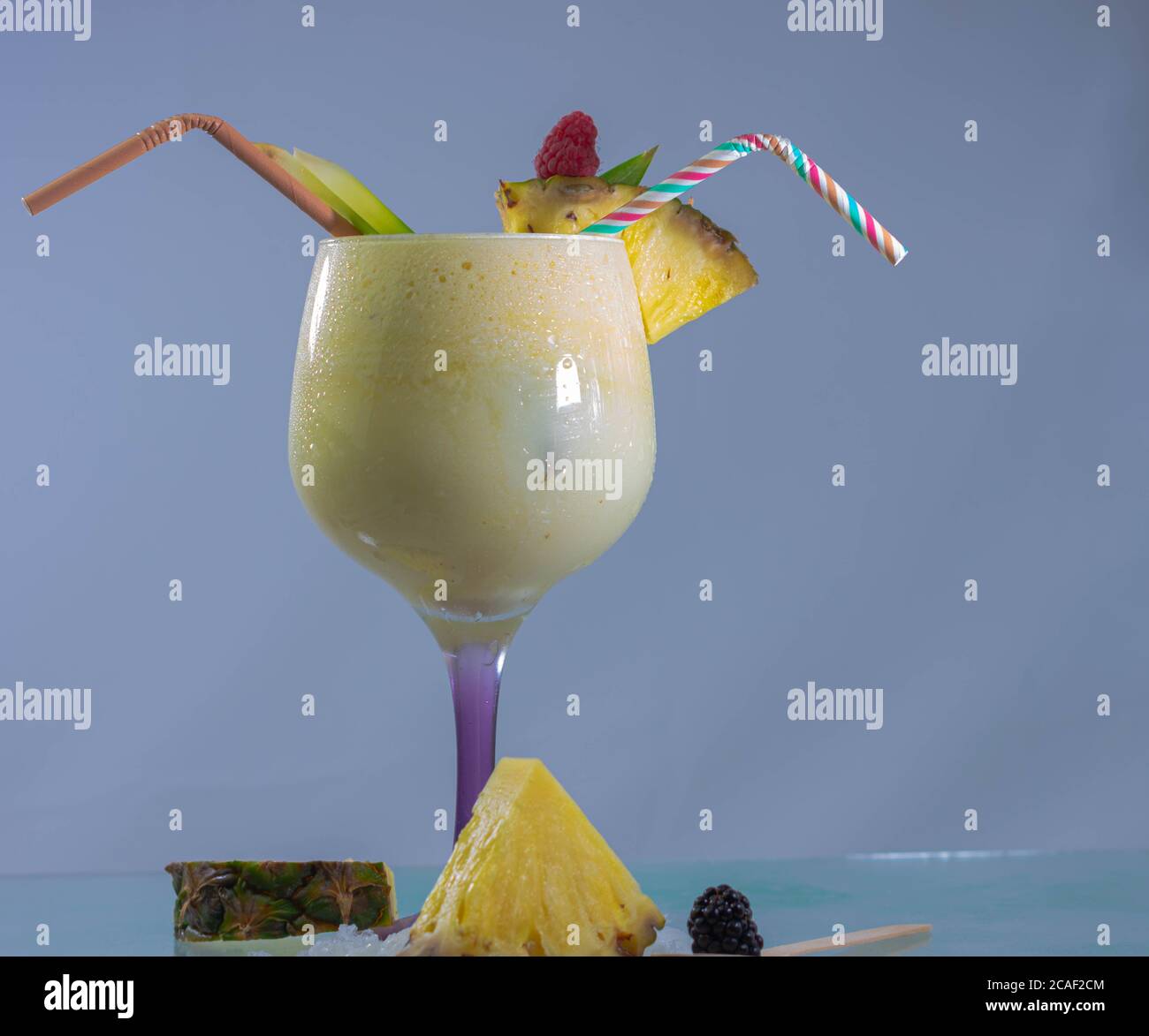 Regulación boca años Tradicional cóctel caribeño de piña colada con ron, leche de coco y jugo de  piña Fotografía de stock - Alamy