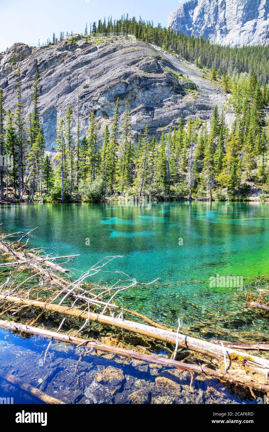 Lagos Grassi de color esmeralda en Canmore, Kananaskis, un popular lugar de senderismo en las Rocosas canadienses de Alberta, Canadá. Foto de stock