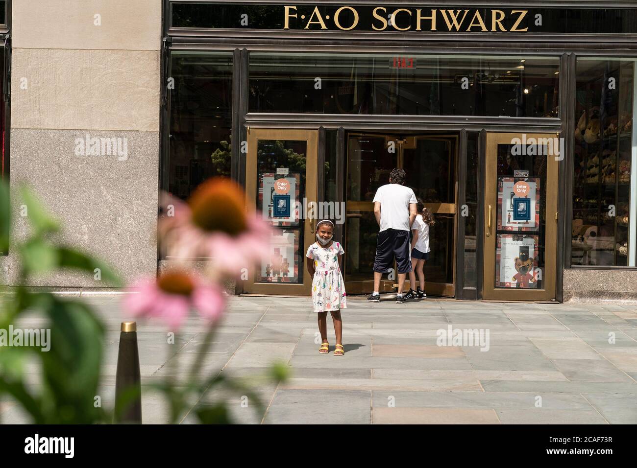 Icónica tienda de juguetes FAO Schwarz apertura en la plaza Rockefeller meses de debido a la pandemia COVID-19 en Nueva York el 6 de agosto de 2020. Los primeros clientes
