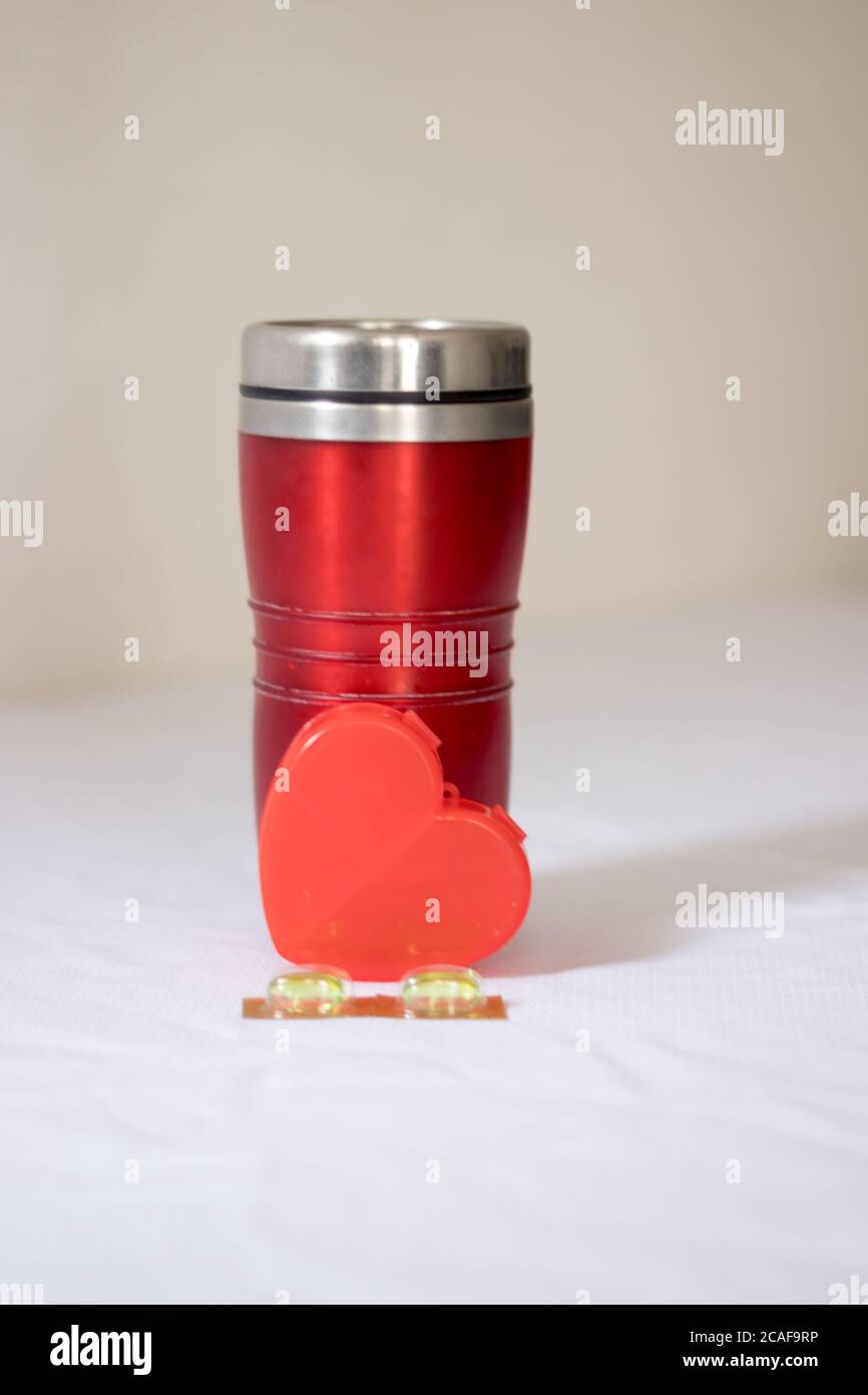 https://c8.alamy.com/compes/2caf9rp/pastillas-y-thermos-taza-con-corazon-2caf9rp.jpg