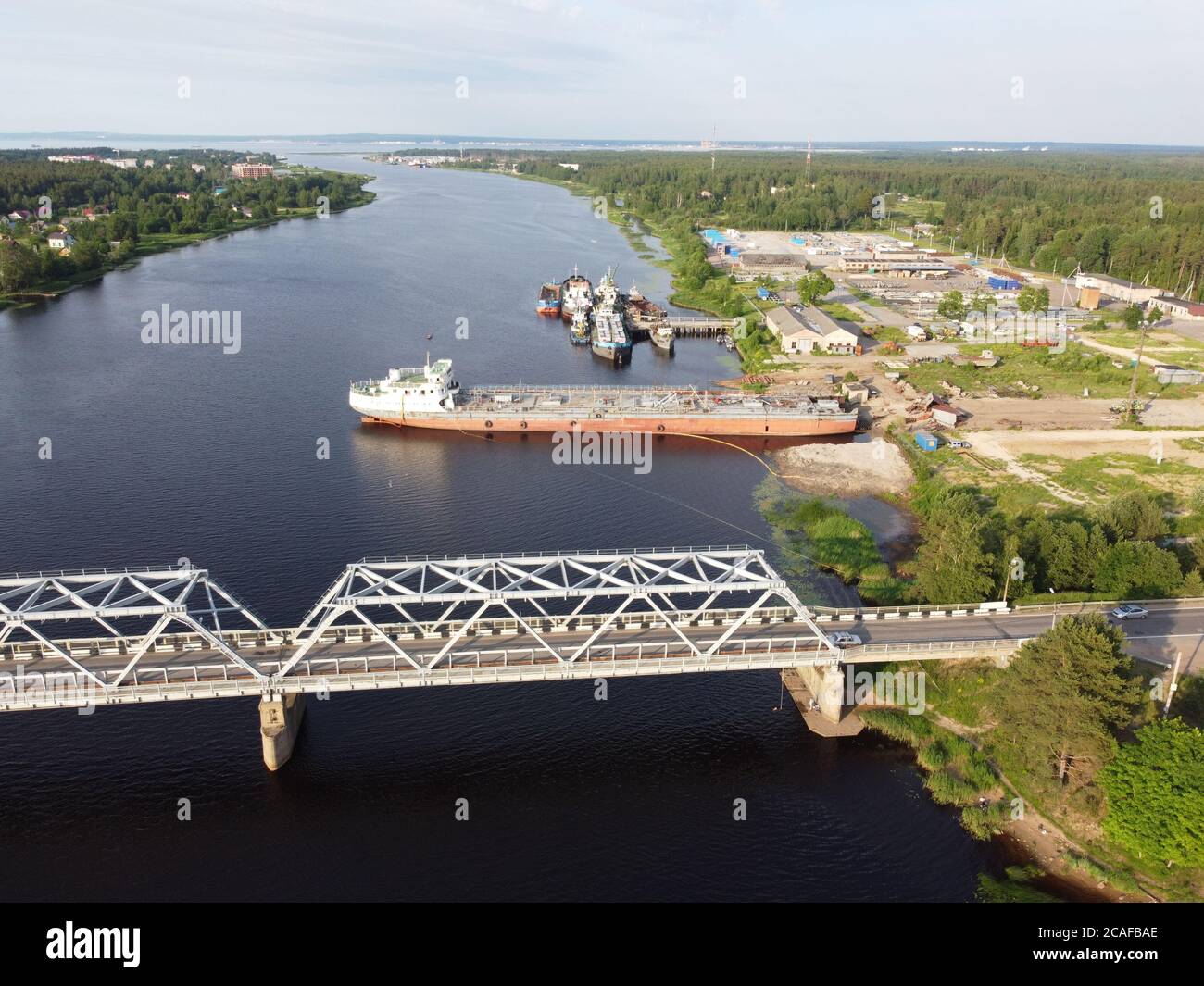 truss puente de hierro a través del río, ver un aire, foto aérea Foto de stock
