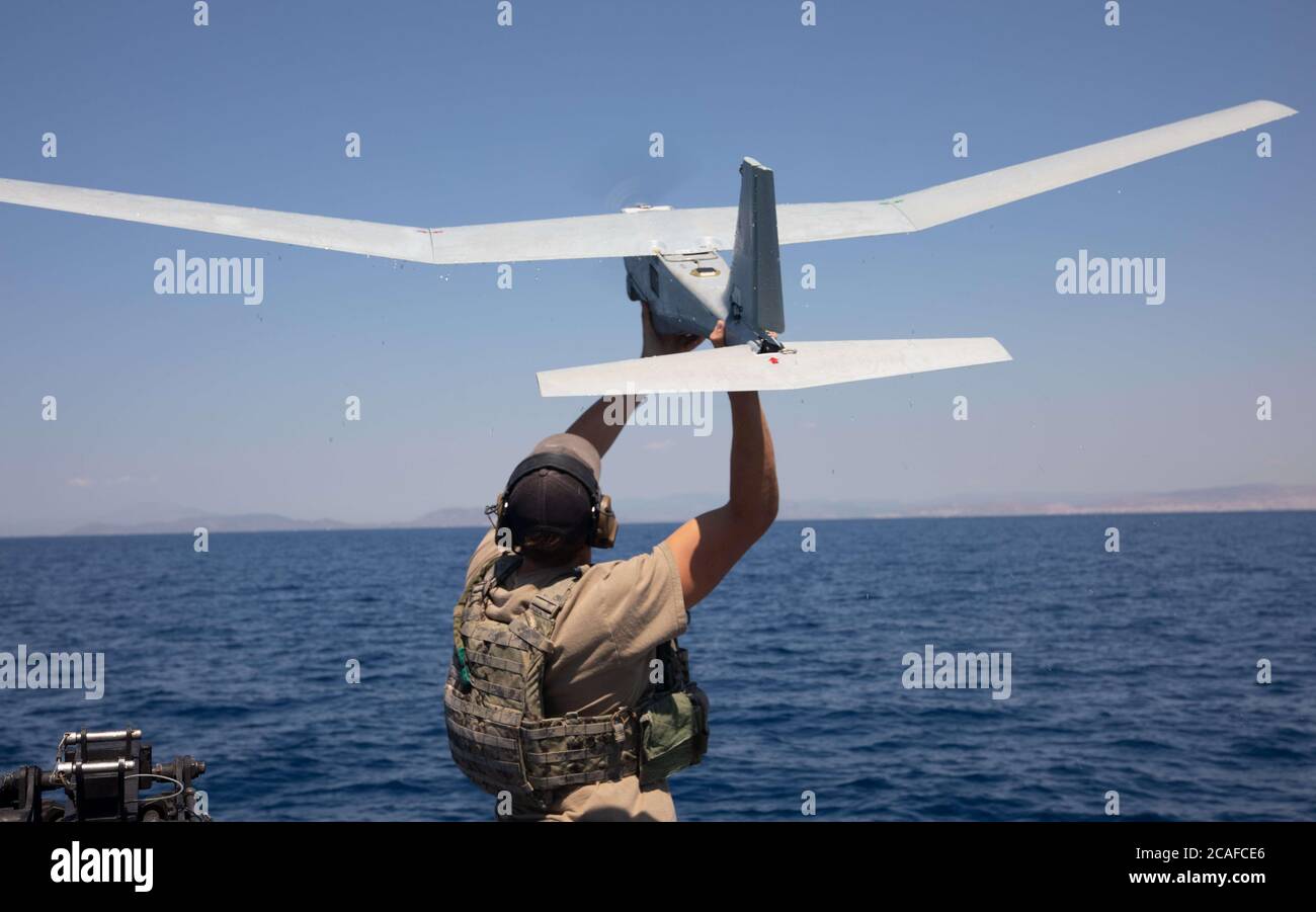 Un luchador de guerra especial de la Marina de EE.UU.-Craft asignado la Guerra Especial Naval despliega el Puma todo el Medio Ambiente Unmanned Aircraft System durante una misión de entrenamiento con