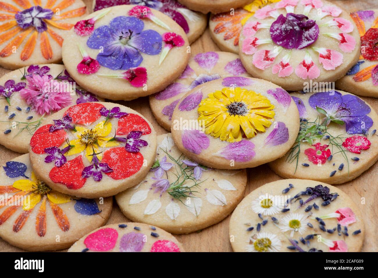 Galletas de pan dulce de flores comestibles caseras Foto de stock