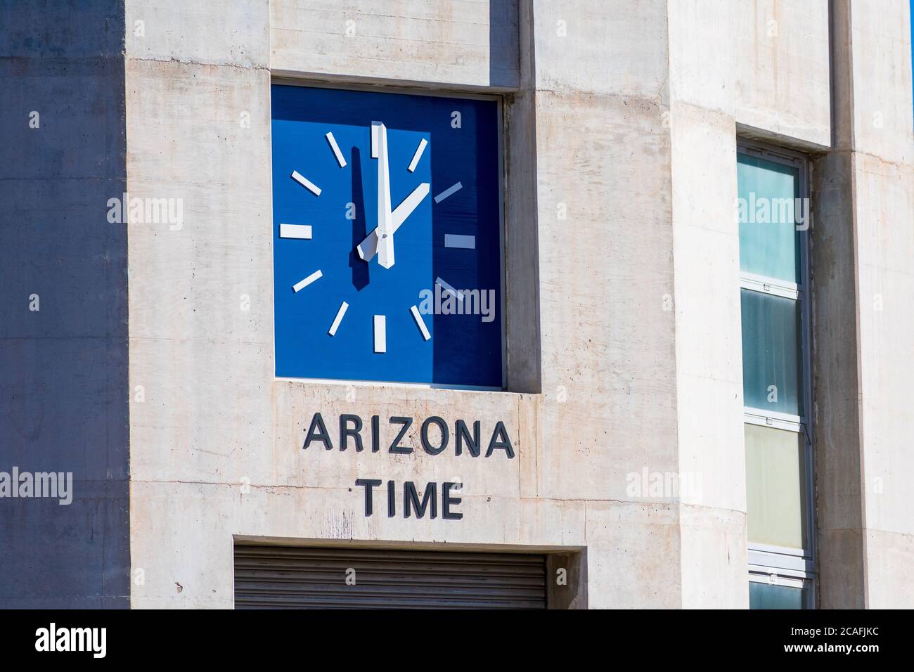 Torre de entrada de agua con un reloj que muestra la hora de Arizona en el  lado de Arizona de la histórica presa Hoover - las Vegas, Nevada, EE.UU. -  2020 Fotografía