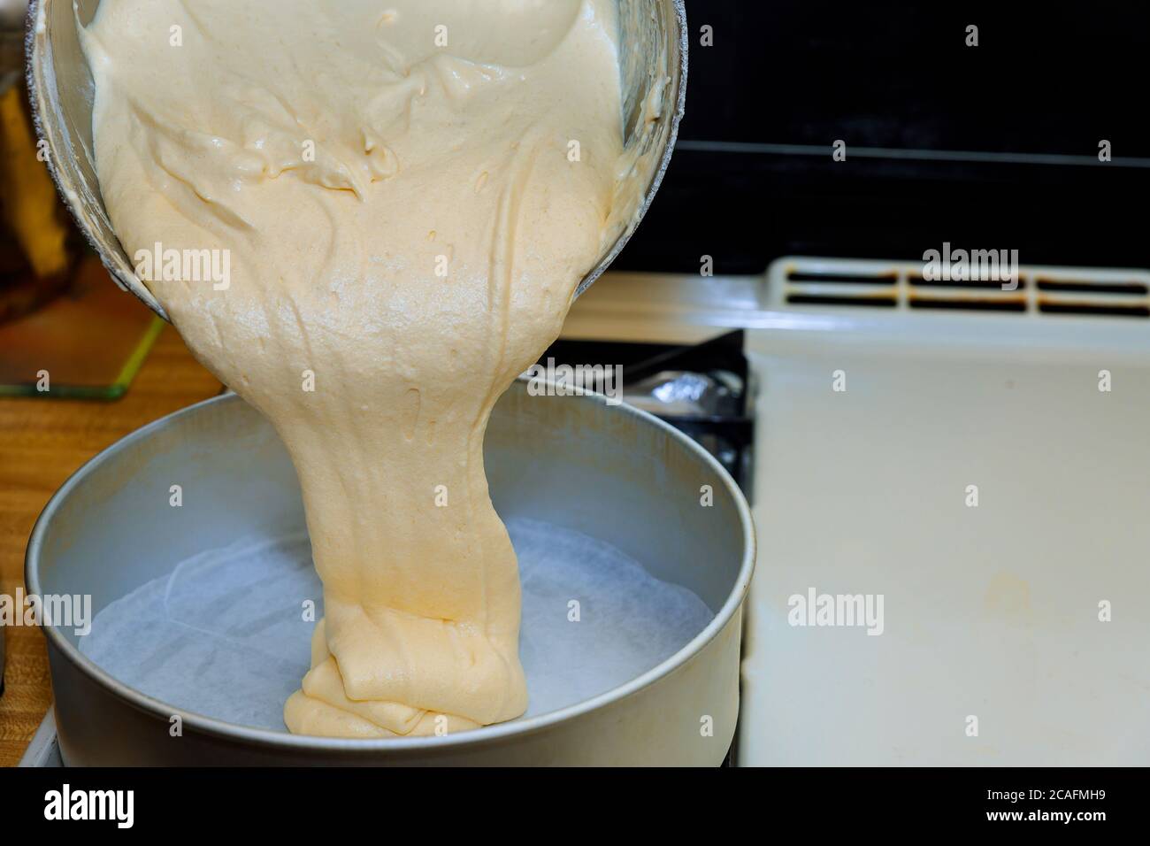 Verter la mezcla en un molde para horno pastel (springform). Haciendo  Victoria bizcocho. Serie Fotografía de stock - Alamy