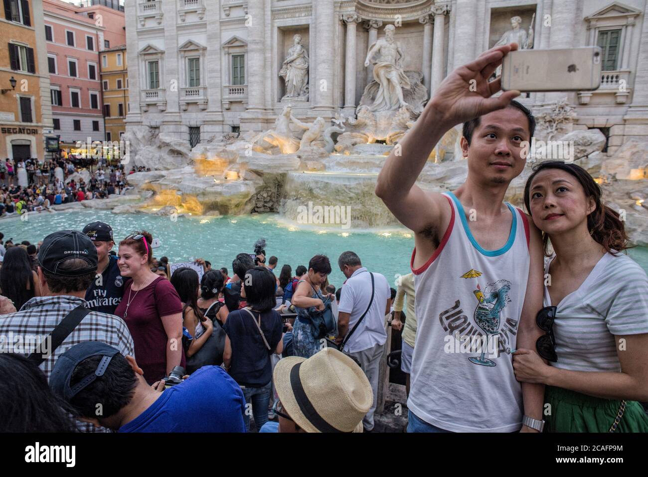 Europa - Italia, capital Roma: Turista tomando un selfie en la Fontana de Trevi que es uno de los lugares más populares de Roma, miles de personas Foto de stock