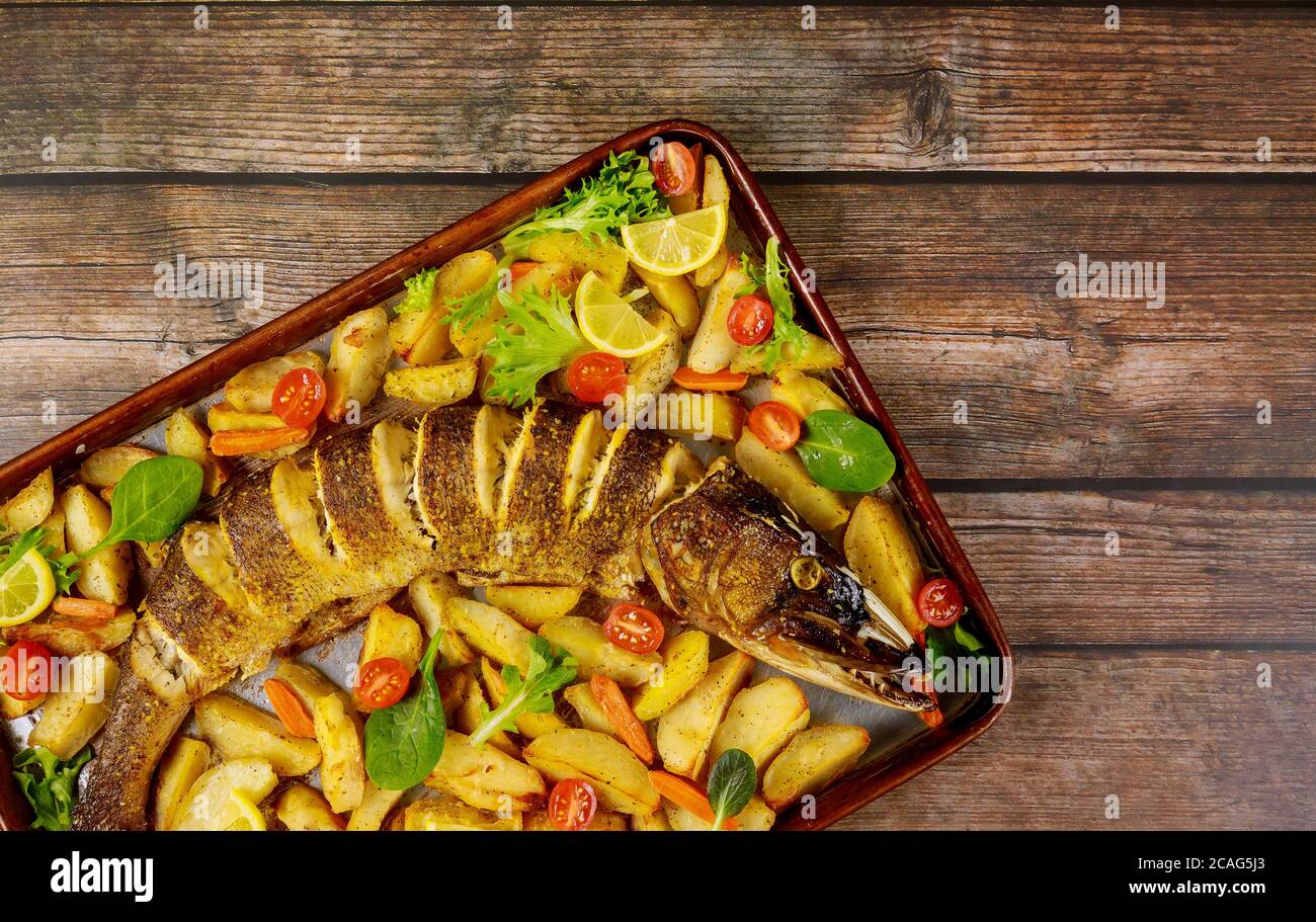 Pescado de lucio al horno con patatas y especias en una bandeja para  hornear. Listo para comer Fotografía de stock - Alamy