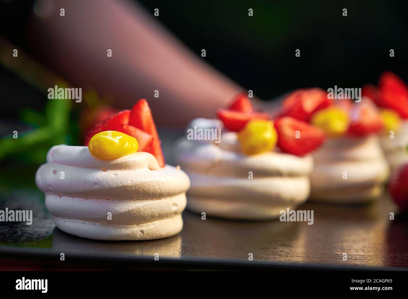 Juego de pasteles caseros con arándanos, fresas y menta en un plato Foto de stock