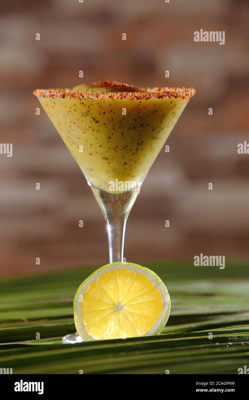 Punto enfermedad mineral Maracuya vodka cocktail fotografías e imágenes de alta resolución - Alamy