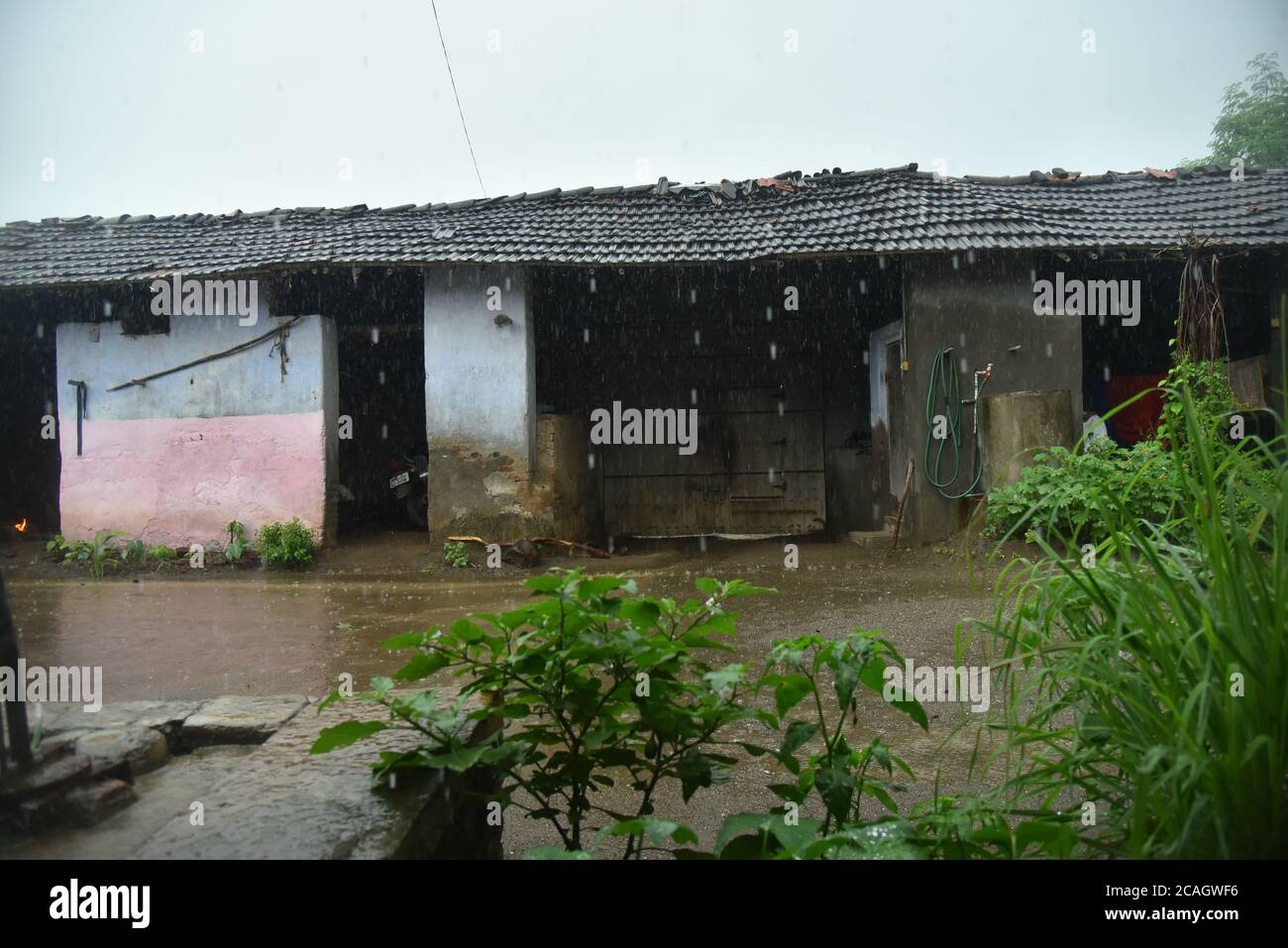 La lluvia en el pueblo. Hermoso pueblo foto fondo. Foto de stock