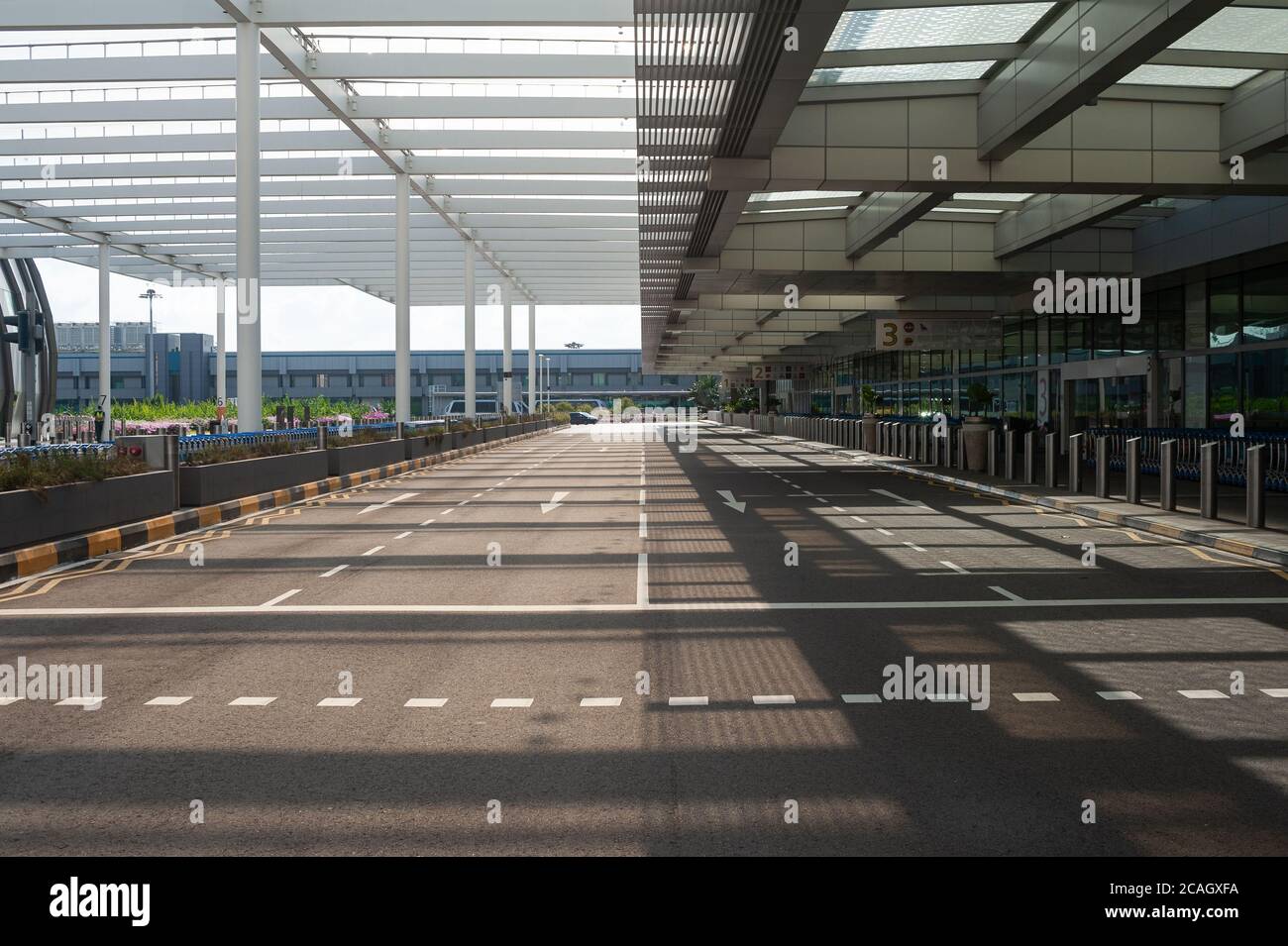 30.07.2020, Singapur, , Singapur - vía de acceso vacía frente a la Terminal 1 en el Aeropuerto Changi. Debido a la propagación global del coronavirus (Covid-19 Foto de stock