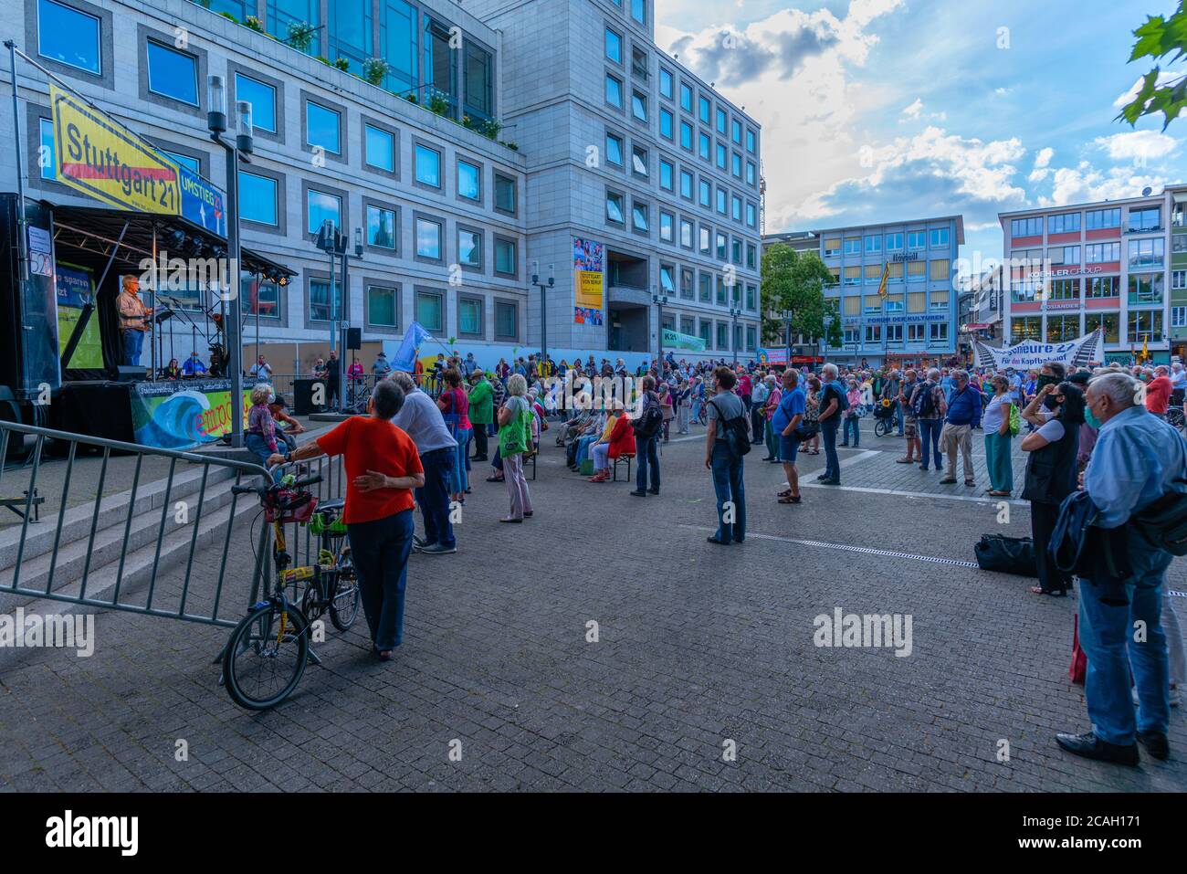 Manifestación contra Stuttgart 21, 2020 de julio, Marktplatz o Plaza del mercado en el centro de la ciudad, Stuttgart, Baden-Württemberg, Alemania, Europa Central Foto de stock