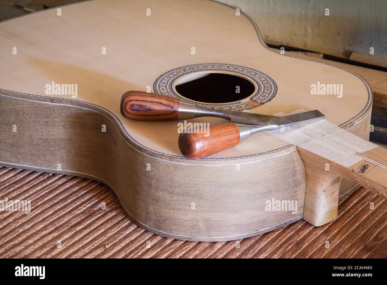 Guitarra clásica en construcción en taller luthier Fotografía de stock -  Alamy