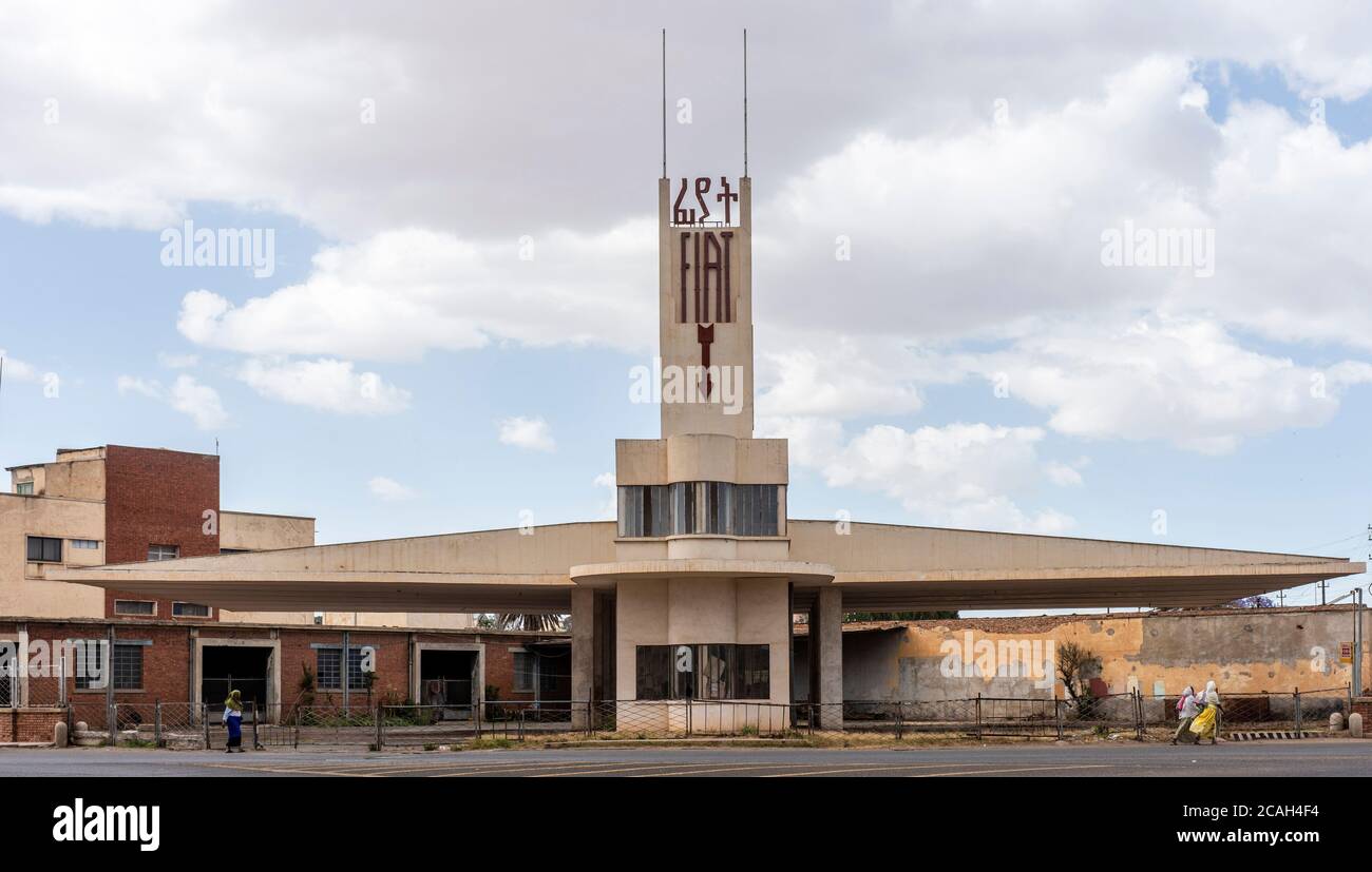 Vista axial del garaje Fiat mostrando las extraordinarias alas voladas, como un avión. Estación de Servicio Fiat Tagliero, Asmara, Eritrea. Archi Foto de stock