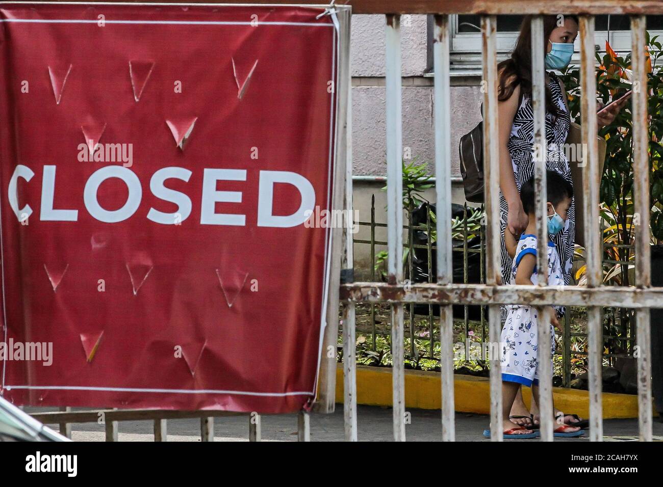 Manila. 7 de agosto de 2020. Una madre y su hijo fueron vistos usando máscaras en Manila, Filipinas el 7 de agosto de 2020. El Departamento de Salud de Filipinas (DOH) dijo el viernes que se centrará en la eliminación de las infecciones por conglomerados después de que el número de casos confirmados de COVID-19 en el país se haya elevado a 122,754 con 3,379 nuevos casos. Crédito: Rouelle Umali/Xinhua/Alamy Live News Foto de stock