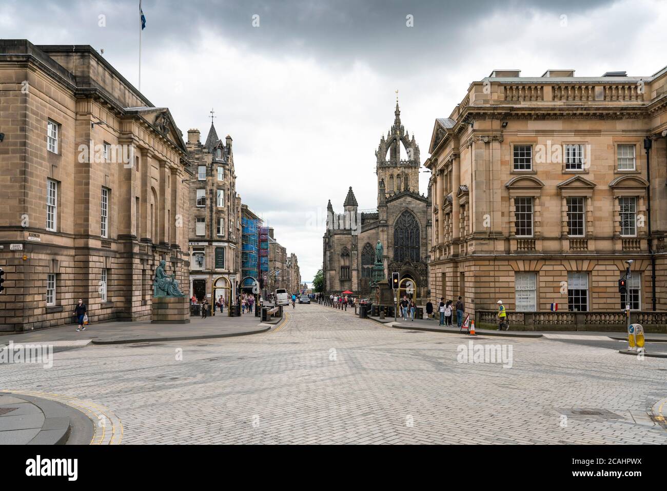 Edimburgo, Escocia, Reino Unido. 7 de agosto de 2020. Vistas de una milla real mucho más tranquila que lo normal con muy pocos turistas. En lo que habría sido el día de apertura del cancelado Festival Fringe de Edimburgo 2020, la normalmente abarrotada Royal Mile habría sido abarrotada de turistas y artistas callejeros. Iain Masterton/Alamy Live News Foto de stock