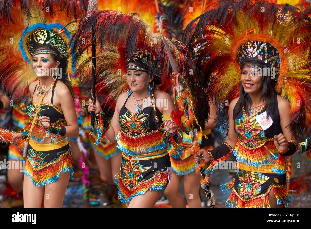explosión Guarda la ropa hierro Bailarines de oba en trajes de colores actuando en el Carnaval anual de  Oruro Fotografía de stock - Alamy