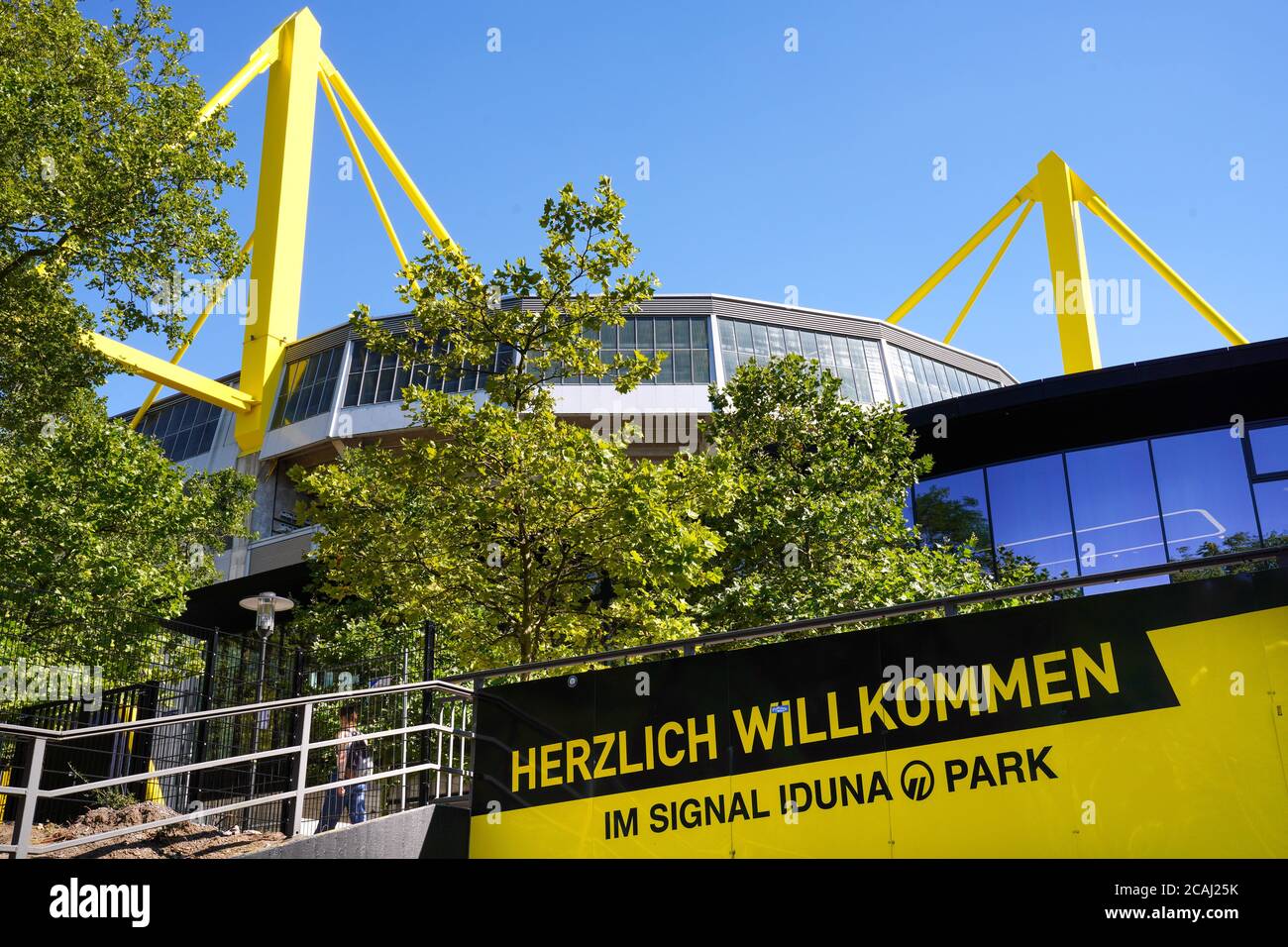 Dortmund, Alemania, 7 de agosto de 2020: Entrada al Parque Signal Iduna (* Westfalenstadion *) del BVB Borussia Dortmund Bundesliga club de fútbol --- Dortmund, 7.8.2020: Einfahrt unter dem Signal Iduna Park (*Westfalenstadion*) des Bundesligavereins BVB Dortmund Foto de stock
