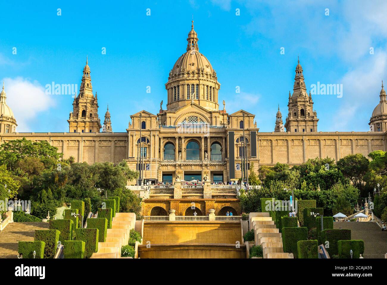 Plaza de Ispaia (el Museo Nacional) en Barcelona, España en un día de verano Foto de stock