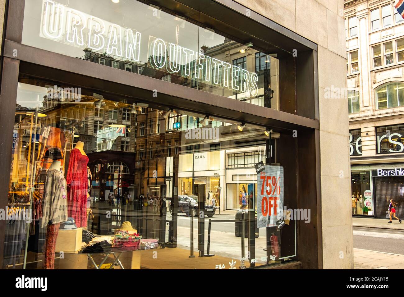 Tienda de moda Urban Outfitters en Oxford Street, en el oeste de Londres Fin Foto de stock